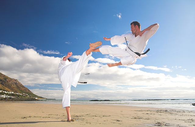 Karatekämpfer am Strand