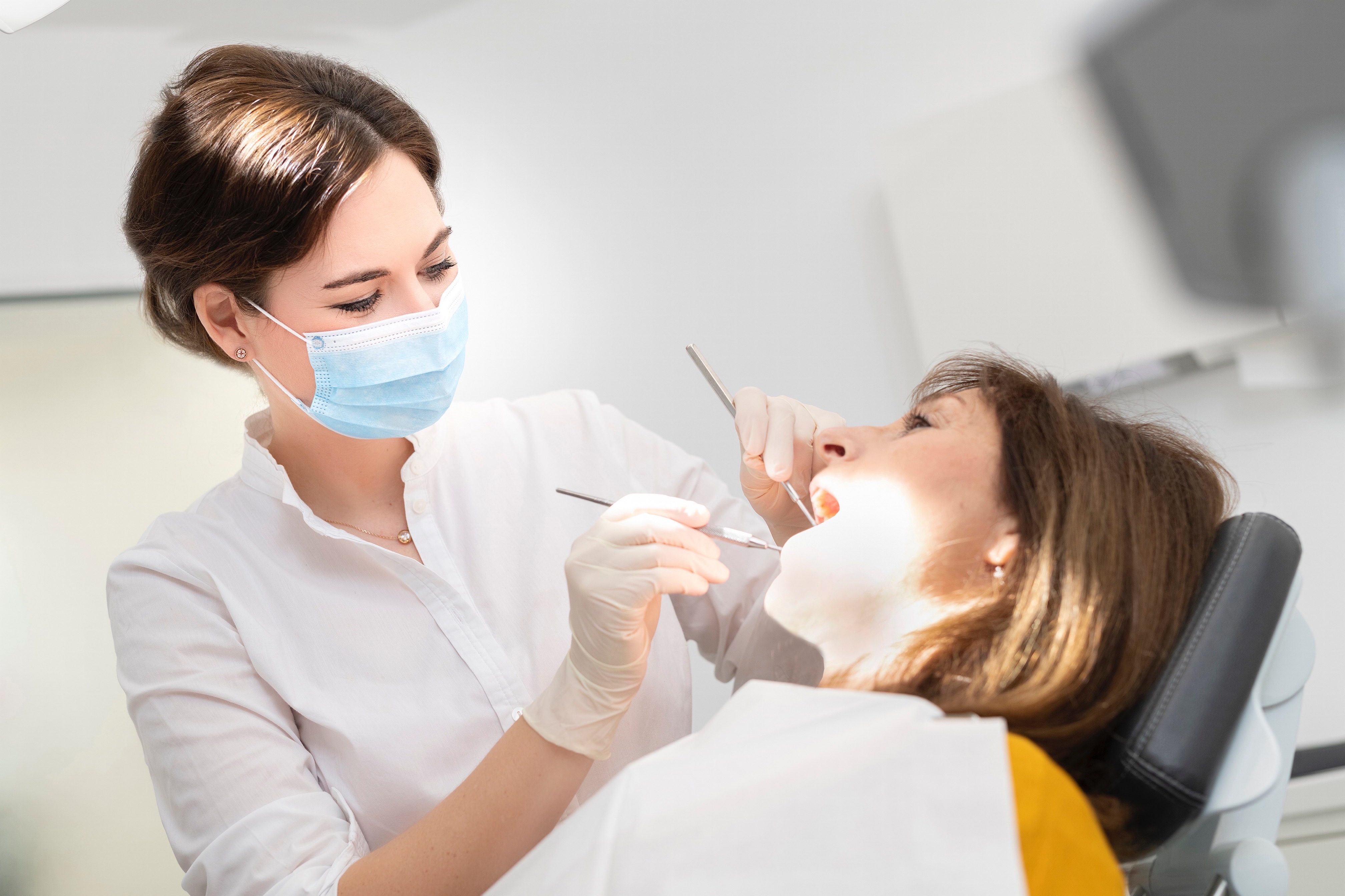 Zahnarzthelferinnen bei Zahnreinigung